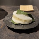 VERT - 菓：赤松で燻製した柏餅
      　　中に、赤味噌と梅とレモンの餡、金柑ライムと白樺樹液のゼリー