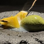 VERT - 『甘味⑦』
      
      ・土器で蒸したパインは、炙ったダンコウバイの枝に刺してから炙って提供
      ・大葉ソルベ（下にトウヒとピスタチオのペースト）
      ・ソースは、ブルーアイスと文旦の皮を煮出したエキスを合わせたもの。