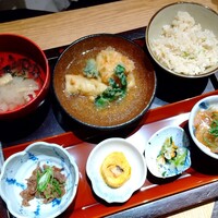 ダイナミックキッチン＆バー 響 中之島フェスティバルプラザ店 - 土日限定ランチ：一汁五菜膳、鶏と春野菜の揚げ出し豆腐そぼろ餡掛け