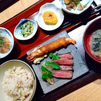 ダイナミックキッチン＆バー 響 中之島フェスティバルプラザ店 - 土日限定ランチ：一汁五菜膳、黒毛和牛ステーキと大海老フライ