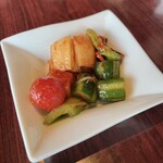 游玄亭 - 店員さんがキムチを取り分けてくれました♪