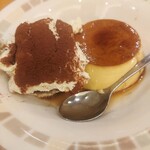 サイゼリヤ - プリンとティラミスクラシコの盛合せ500円