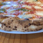 ロルノ - ナポリピッツァの特徴『コルニチョーネ（額縁）』