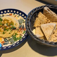 Trattoria Tabule - フムスとピタパン