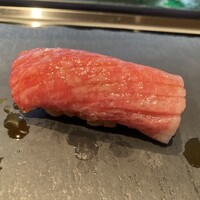 築地青空三代目 大名古屋ビルヂング店 - 大トロと中トロの中間。赤シャリの温度で脂が溶ける至高の旨み