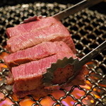 SATOブリアン - 厚切り特上タン 2,570円 トングで挟んで横面も丁寧に焼きます