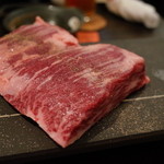 SATOブリアン - 九州和牛ハラミの塊焼き 3,024円　ハラミの塊から切り分けされました