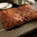 SATOブリアン - 九州和牛ハラミの塊焼き 3,024円　寝かせてます