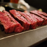 SATOブリアン - 九州和牛ハラミの塊焼き 3,024円　カット後