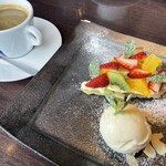 アブサンソラー - 季節のタルトアイス添え　1250円