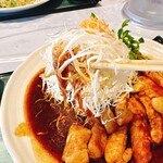 ライオンズゴルフ倶楽部 - キャベツにはドレッシングは使わずに、お肉のソースを付けていただくとのこと。