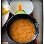 とんかつ文久 - 漬物に味噌汁♫