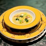 SALONE 2007 - ズッパ）マッコディファーヴェ…そら豆､春菊のピューレ､アサリを使った温かいスープ｡仕上げにオリーブオイルと唐辛子の粉をかけています。