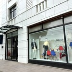 SALONE 2007 - 外観）バーニーズニューヨークの横に入り口