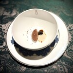 SALONE 2007 - チョコレートと炭酸水を合わせた､口当たりの軽い､且濃厚なソルベ｡右横はほろ苦いエスプレッソのジュレとアーモンドのミルクソース｡