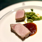 SALONE 2007 - 三元豚のロースト）平田牧場の三元豚｡旨みが強いのが特徴｡アスパラガス､ピゼッリ､上からはカラスミを掛けています。甘めのソースがとっても合いました。