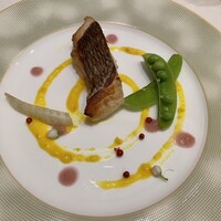 中国料理 礼華 四君子草 - 桜鯛煎り焼きとスナップエンドウ。柑橘系のソースで爽やかな味わい。