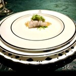 SALONE 2007 - ヴィテッロトンナート）北イタリアの郷土料理をベースに､カジキマグロと仔牛（低温調理でしっとり柔らかい）生ハムジュレ､クレソン､アリッサムを添えて｡優しい味わい｡