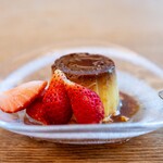 だだ商店 だだ食堂 - 2025.5 平飼い卵のプリン いちご添え（300円）
