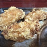 台湾料理龍香苑 - 生ビールセットの手羽先の唐揚げ。