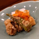 鮨 弥さか - 突出し　長芋朧豆腐、鱧南蛮漬け、北海道ホタテ炙り、おくらぬか漬け