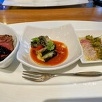 HACHIDORI - 前菜3種盛り合わせ(鯛のカルパッチョ柚と燻製の唐辛子ソース＊ズッキーニとチーズのオーブン焼き＊スペイン牛のミスジローストビーフ