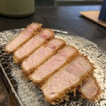 とんかつ ふじ井 - 純白のビアンカリブロースのアップ