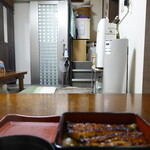 佃梅 - 玄関ドアを開けるとすぐに店内。