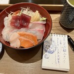 鮨与志乃 - ランチサービス＠1000円の海鮮丼のみ。　お汁がつきます。大盛りもできます。１２時５分に中野坂上駅からお店へ行って、食事して、お店を出ると１２時３０分でした。