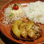 びっくりドンキー - 料理写真:パインバーグディッシュSにハバネロソース