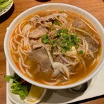 バインセオ サイゴン - ブン・ボー・フエ(ピリ辛牛すじスープ麺) (税込1400円)