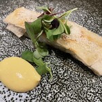 uto - 肴／　空豆　果物時計草（パッションフルーツ）　平さやいんげん　しらす　椎茸デュクセル（ペースト）