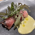 uto - 冷／　鰹生ハムと水茄子　ピストゥ（バジルのソース）にキウイを加えて