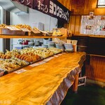 ヨコクラうどん - 店内の天ぷら群