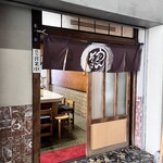 つるみ食堂 - 外観。屋根裏みたいな空間があるらしく、厨房の天井に階段があるのも面白い。