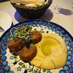 300309779 - ファラフェルとひよこ豆のフムス