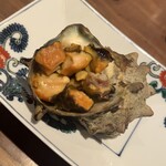 藁焼 みかん - サザエ壺焼き。大きかったです！カットして焼いてくれれてるので食べやすい！