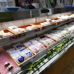 小荒井製菓 - ショーケースには、色鮮やかな生どら焼きがズラリ♪