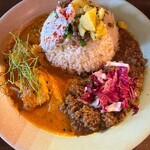 キッチン アンド カリー - 2種盛り　左: フェンネルと鰤、右: トレビスと鹿