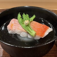 櫻木 - お椀 金目鯛（銚子） 新玉葱（淡路） コシアブラ
                    上には柚子の花を添えています