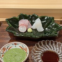 櫻木 - お造り：イサキ（八幡）・アオリイカ（三重）
                      緑色は木の芽味噌、こちらはアオリイカに
                      イサキは山葵醤油で美味しくいただきました♪