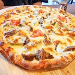 アリーズ フレンド カフェ&レストラン - ビーフ・ケバブピザ（Mサイズ）