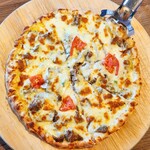 アリーズ フレンド カフェ&レストラン - ビーフ・ケバブピザ（Mサイズ）