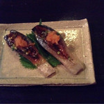 酒盃 - 〆鯖炙り叩き　一人前は２個・・これが厚切りで食べ応えあります　日本酒が進む