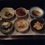 酒盃 - 付きだしは箱膳で６種出されます　どれもお酒の肴に合う物ばかり、素材は秋田の郷土食材を使用。。。これだけでも素晴らしい完成された小宇宙如きです