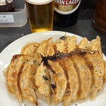 ぎょうざの店 ひょうたん 三宮店 - ぎょうざ2人前800円。1人前7個。食べやすい大きさでGOOD。