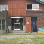 Creamery農夢 Milk Bar - 入り口に猫のこむぎちゃんゴロゴロ