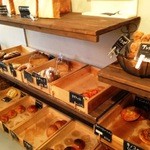 ミナトベーカリー - 天然酵母のパンがずらり並んでいます。