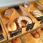 30036545 - 小さいお店ですが、たくさんの種類のパンが並べられています。