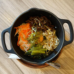 肉菜工房うしすけ - 鉄板オーヴン焼きビビンバ